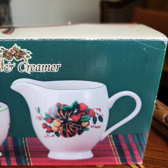 Holiday creamer and sugar set - Picture 5 of 6